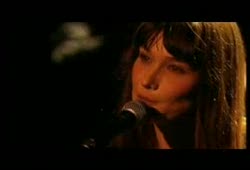 Carla Bruni plays and sings !